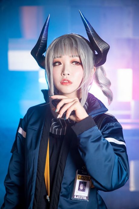 Tomiaaa《明日方舟》雷蛇COS:战术重装造型精细,干练干员展现甜美反差