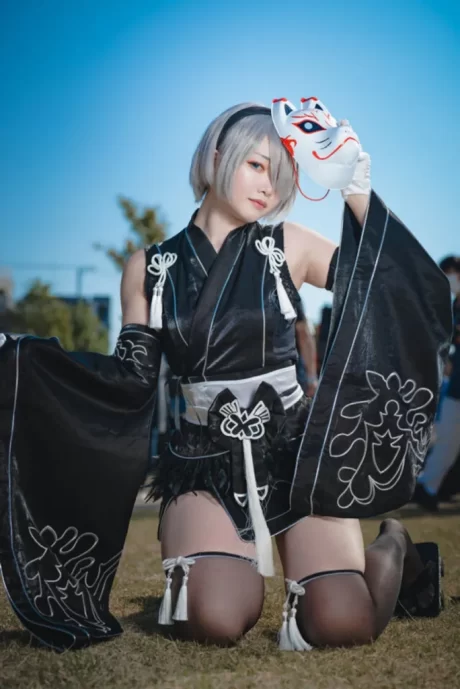 水瀬あいり《尼尔：机械纪元》2B COS：日式面具与哥特黑裙的冷艳碰撞