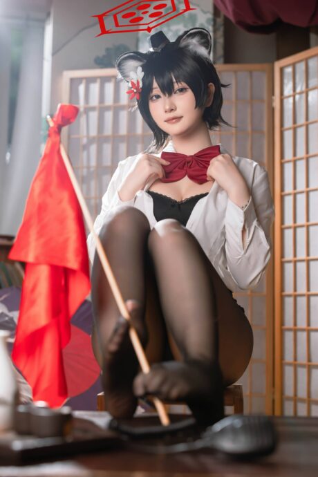 屿鱼Yukako蔚蓝档案春日椿COS:和室午后光线下的慵懒困意日常