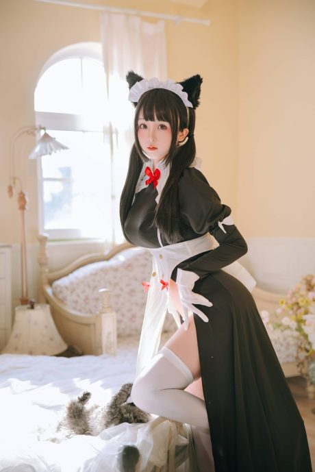 日奈娇猫娘女仆COS写真，黑白裙装配双马尾定格慵懒居家午后