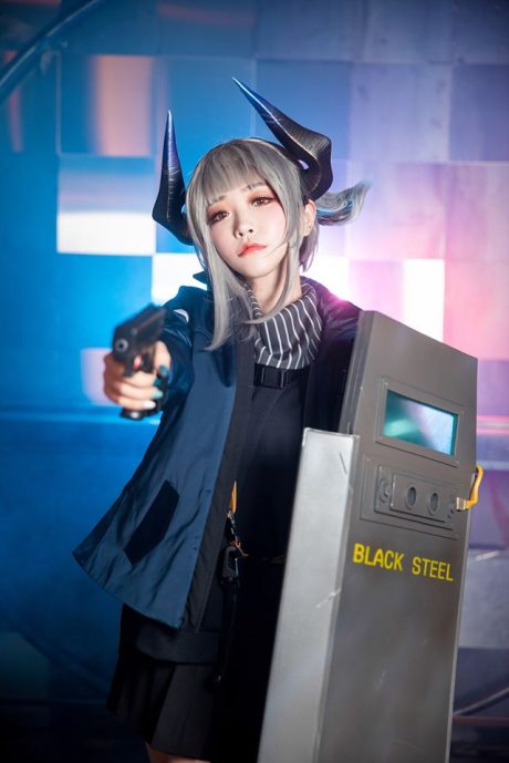Tomiaaa《明日方舟》雷蛇COS：战术重装造型精细，干练干员展现甜美反差
