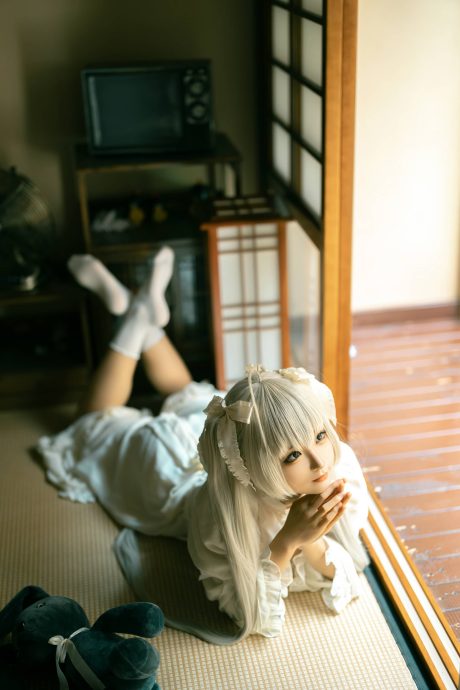 蠢沫沫Cosplay春日野穹：白裙怀抱黑兔，还原《缘之空》经典穹妹