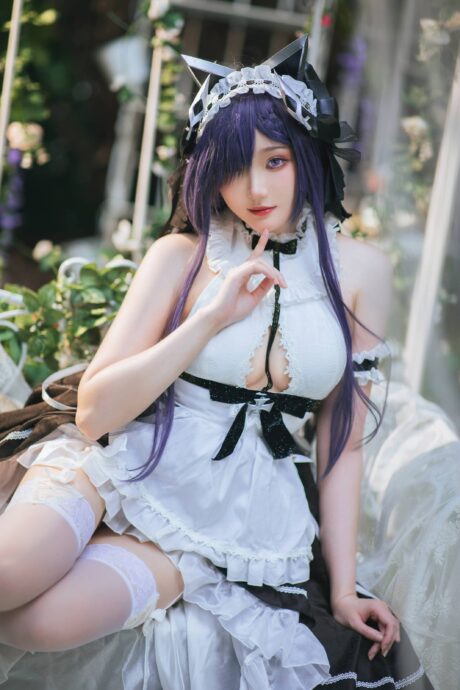 瓜希酱碧蓝航线cos奥古斯特女仆皮肤,花园实拍24张冷艳柔美反差写真