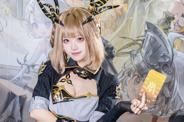 千阳cosplay演绎デナアビ紫龙,利落造型与冷峻神态还原角色质感