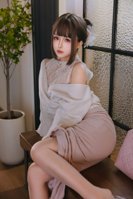 日奈娇出镜“下属的太太”：针织私服与沙发暖光勾勒温婉居家气质