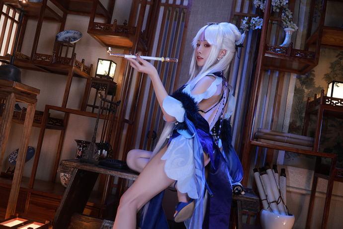 水淼aqua的cosplay写真作品：原神凝光书斋托烟，尽显璃月天权从容风雅