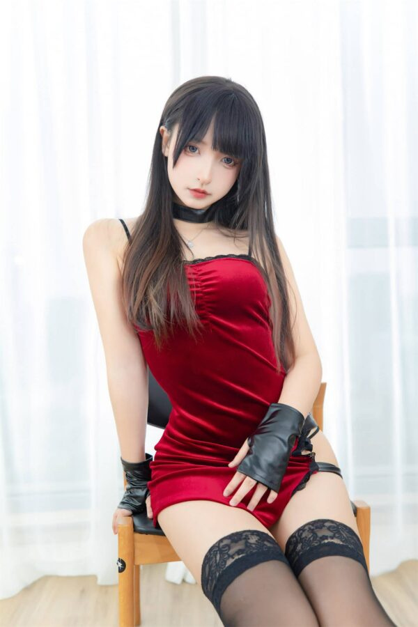 神楽坂真冬cosplay写真：男爵夫人红丝绒短裙与室内优雅光影