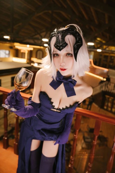大夫_Photography《FGO》贞德礼服COS:修身紫裙尽显宴会高贵与从容