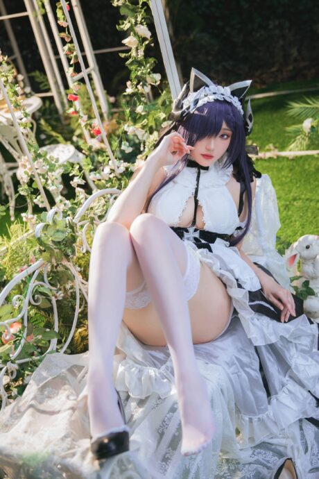 瓜希酱碧蓝航线cos奥古斯特女仆皮肤,花园实拍24张冷艳柔美反差写真