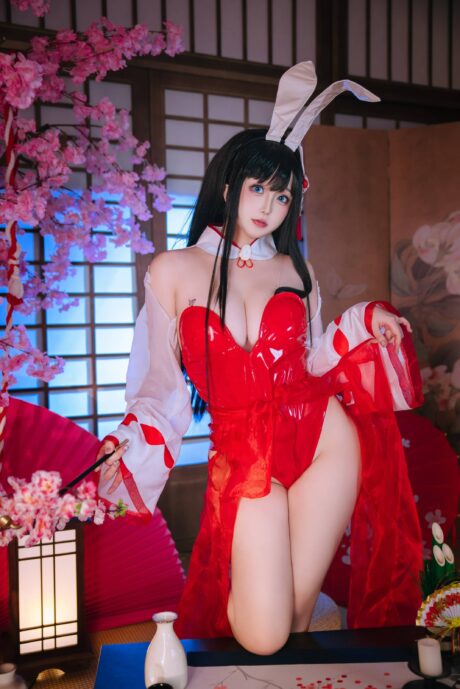日奈娇《碧蓝航线》大山兔女郎COS:红白装扮尽显温婉与娇俏