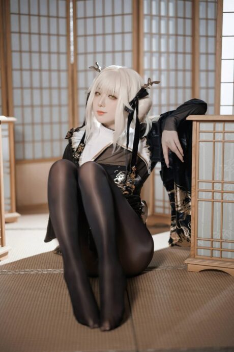 封疆疆v出镜《胜利女神:妮姬》布兰儿COS,黑金制服细节尽显干练身姿