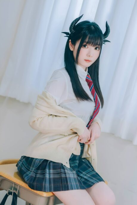 霜月shimo写真集化身校园魅魔,JK校服搭配恶魔角演绎反差魅力