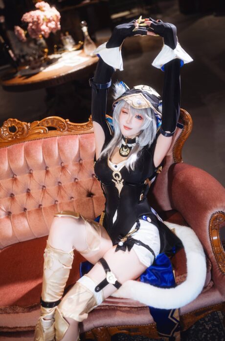 瓜希酱COS星穹铁道赛飞儿,猫耳兜帽配黑金装束演绎神秘飞贼