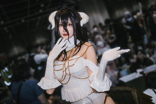 前羽 rr cosplay雅儿贝德亮相漫展，精致白裙还原Overlord守护者气质