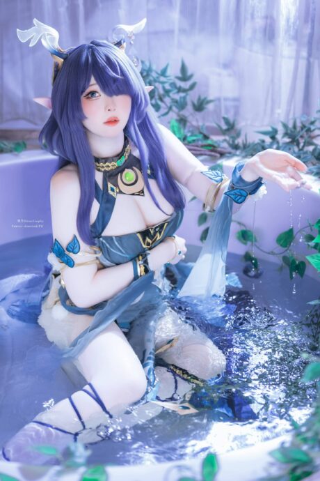 霜月shimo cosplay原神菈乌玛：苍林圣女的冷调月影与清冷质感