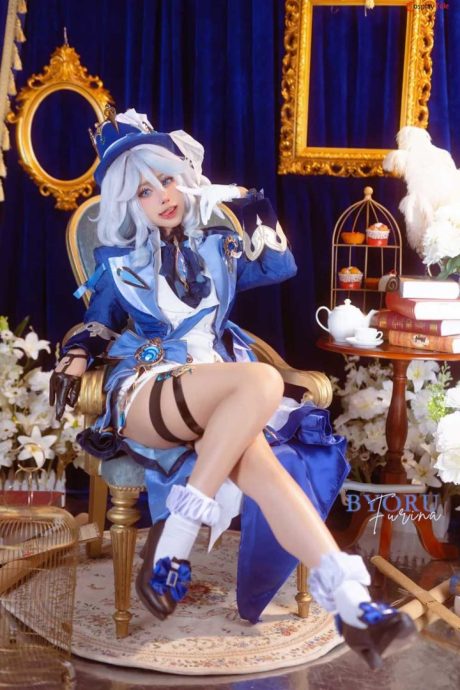 Byoru原神芙宁娜COS写真:水纹华服与冷调光影还原枫丹女神气质