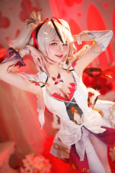 SallyDorasnow《鸣潮》椿COS:红白服饰与狡黠神态诠释黑海岸执花