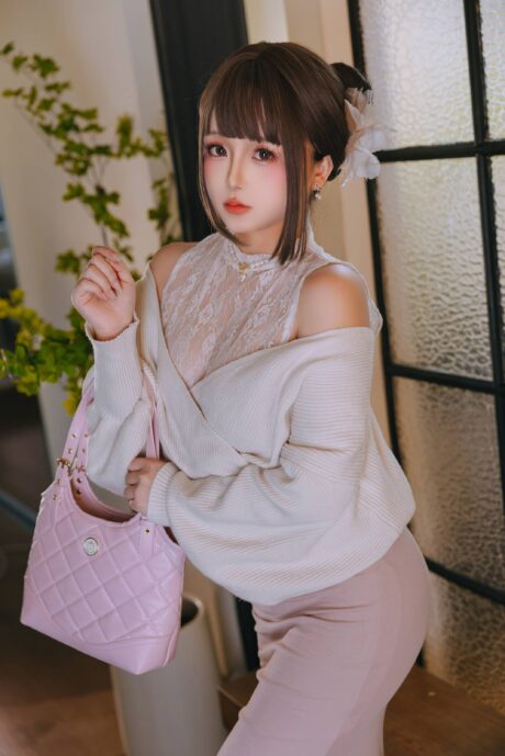 日奈娇出镜“下属的太太”：针织私服与沙发暖光勾勒温婉居家气质