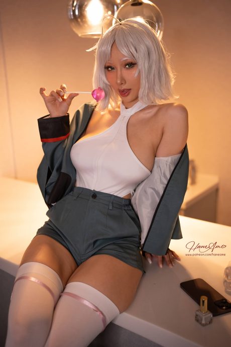 COS雨波_HaneAme出镜《水星的魔女》塞西莉亚,银发微卷与高挑装扮展现冷艳气场