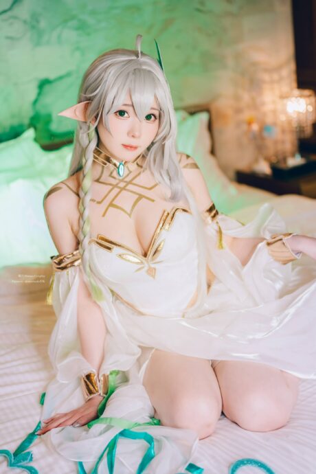 霜月shimo cosplay原神纳西妲,白金长袍与灵动神态还原须弥草神