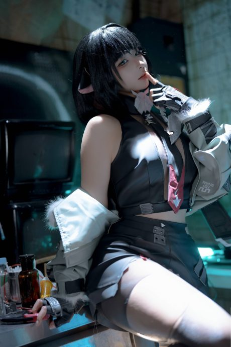 蠢沫沫Cosplay绝区零简·杜,黑红战服搭配冷冽神态还原黑街特工