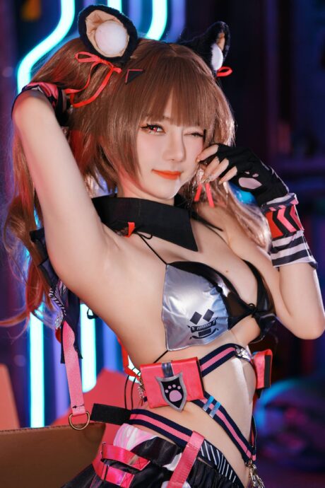 SallyDorasnow《胜利女神：妮姬》尼罗COS 赛博光影下的猫系战术少女