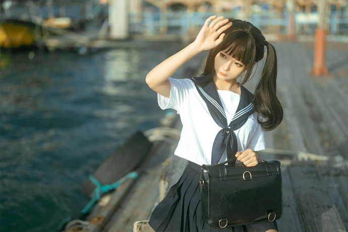 蠢沫沫海风作品欣赏:水手服漫步海边码头的清爽外景写真