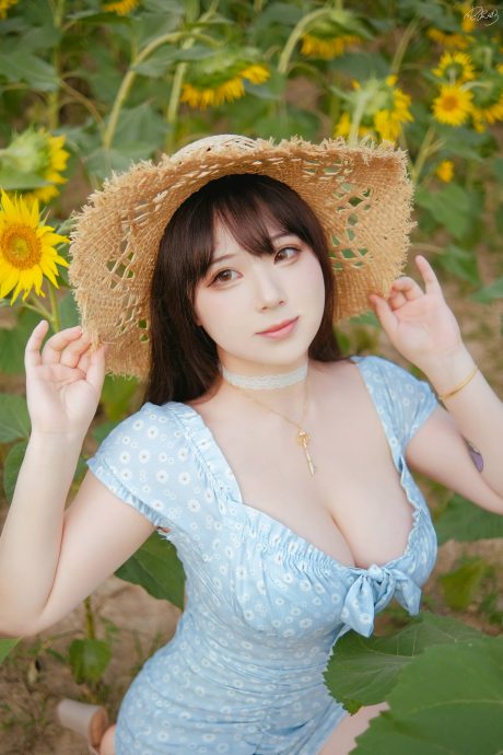 皮皮奶精选COS作品:从索尼子经典露背毛衣到清新彼女向日葵
