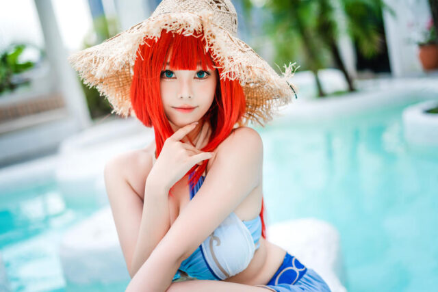原神妮露泳池度假造型，蜜汁猫裘cos写真演绎清爽蓝白夏日风