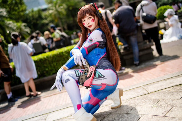 鹤葵《守望先锋》D.Va COS漫展返图：经典蓝粉战服还原元气机甲少女