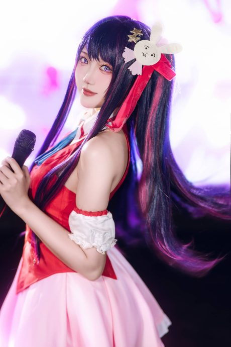 瓜希酱COS《我推的孩子》星野爱,紫罗兰星眸还原经典舞台造型