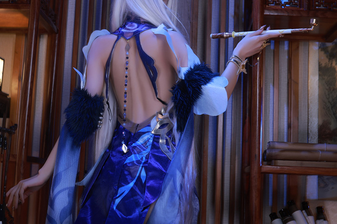 水淼aqua的cosplay写真作品：原神凝光书斋托烟，尽显璃月天权从容风雅