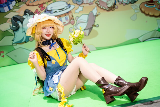 紫玥桃线下还原鸣潮维里奈COS，清甜笑容演绎治愈系植物育种员