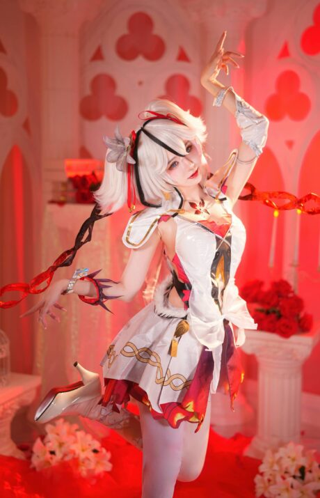 SallyDorasnow《鸣潮》椿COS:红白服饰与狡黠神态诠释黑海岸执花