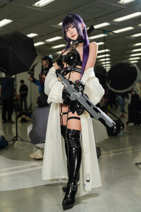 米娅Mia亮相NICONICO超会议 COS《胜利女神：妮姬》米哈拉冷峻造型