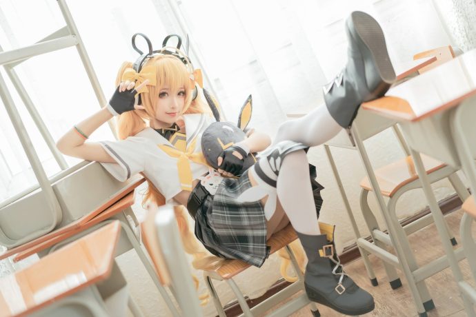 蠢沫沫COS王者荣耀安琪拉时之奇旅，双马尾水手服还原俏皮漫画少女