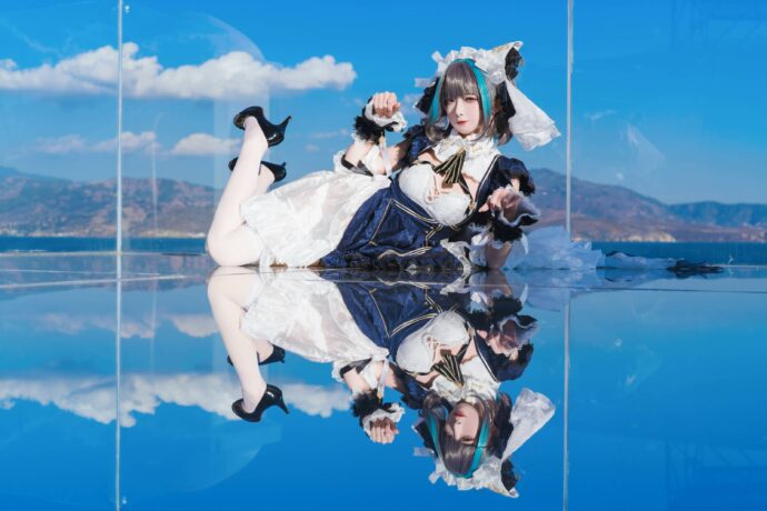 封疆疆v碧蓝航线柴郡女仆装COS写真：蓝白蕾丝与灵动猫系表情全解析
