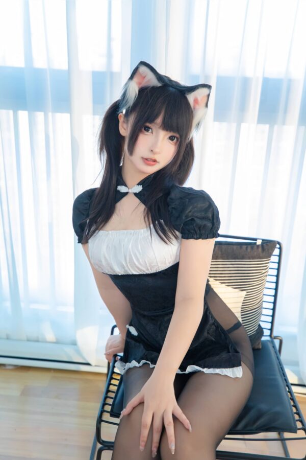 神楽坂真冬女仆cos图赏：猫耳与黑白裙装下的灵动少女感