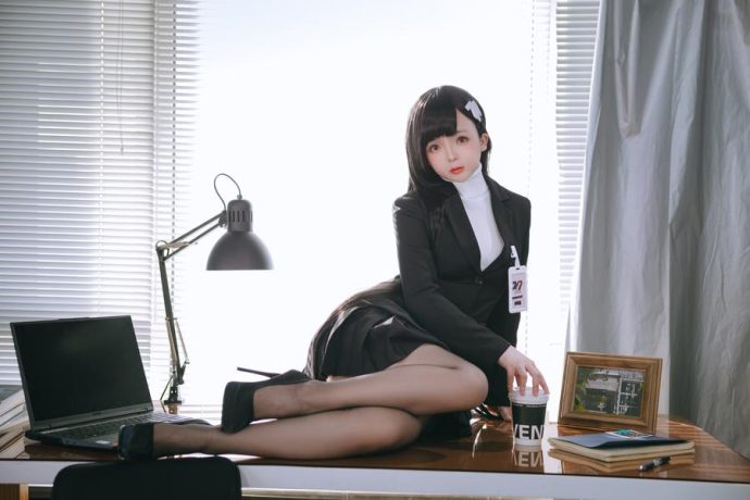 椎名莜COS蔚蓝档案调月莉音，黑长直西装造型还原研讨会会长气场