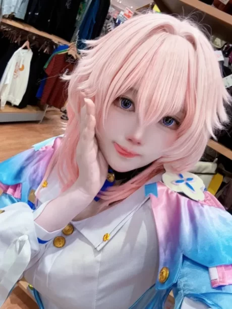 格蕾丝演绎《崩坏：星穹铁道》三月七COS，手持相机定格元气少女