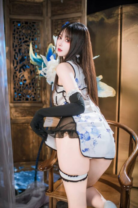 羽生三未青花瓷旗袍演绎艳娘幻梦谭瓶儿,定格典雅温婉的国风写真