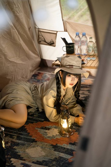 蠢沫沫写真化身露营少女，双麻花辫与卡其服定格帐篷夜色暖光