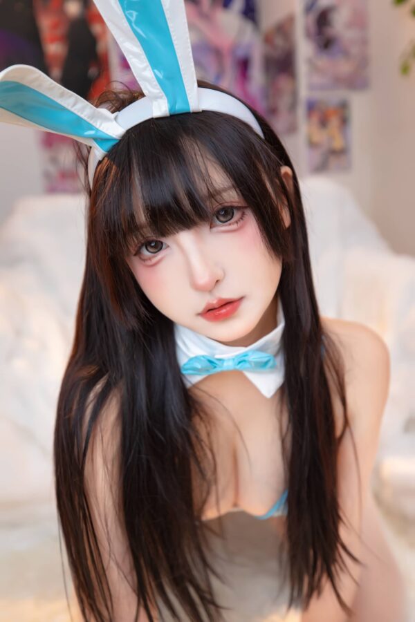 神楽坂真冬兔女郎写真赏析:冰蓝雪糕造型与冷暖光影下的清爽视觉
