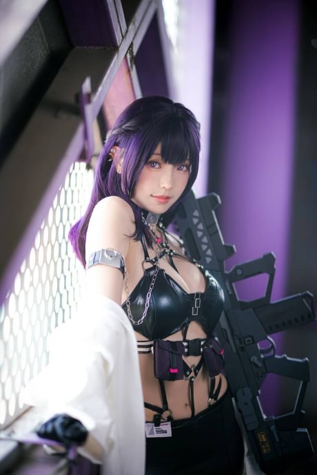ElyEE子COS《胜利女神:妮姬》米哈拉,战术皮衣造型尽显冷艳与凌厉气场
