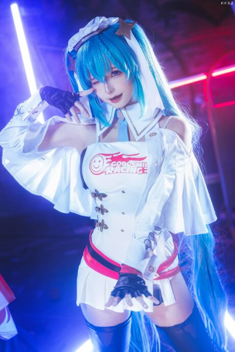 蠢沫沫cos初音舞台风写真,利落白裙碰撞赛博霓虹光影