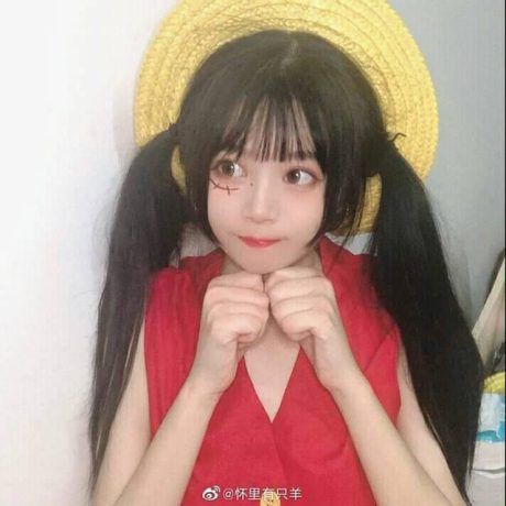 怀里有只羊海贼王女版路飞COS,经典草帽搭配红马甲尽显元气少女感