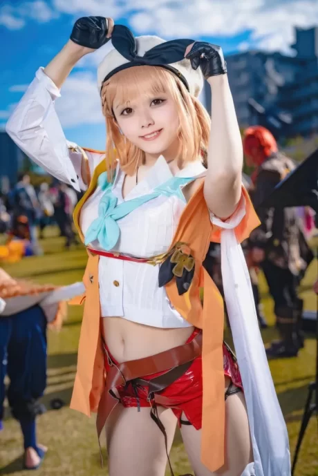 七海なのか还原《碧蓝航线》莱莎COS,精致装束与灵动神态展现冒险魅力