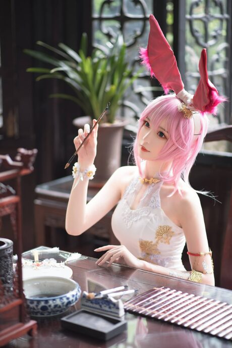 小南宫八重樱旗袍版COS写真：中式庭院里的崩坏3巫女古风演绎
