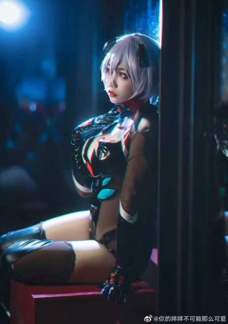 你的咩咩不可能那么可爱《EVA》绫波丽COS，科技感战斗服演绎清冷神态