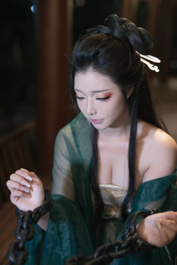 yuuhui玉汇cos柳如烟《囚》主题写真：夜色灯笼下的古典服饰与克制氛围